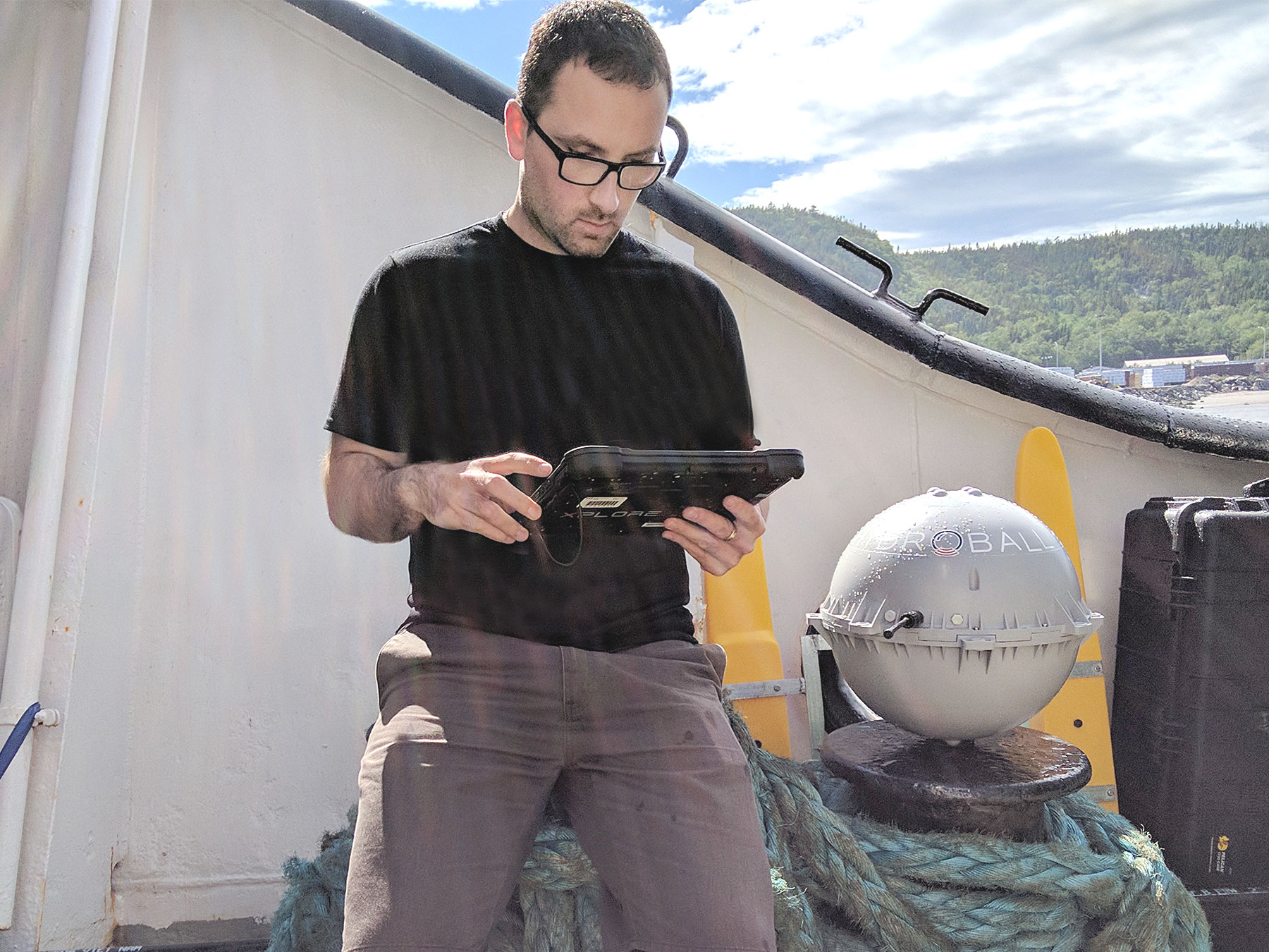 Photo de l'hydrographe Yann Côté Nadeau avec l'HydroBall (sphère de 40 cm de diamètre)