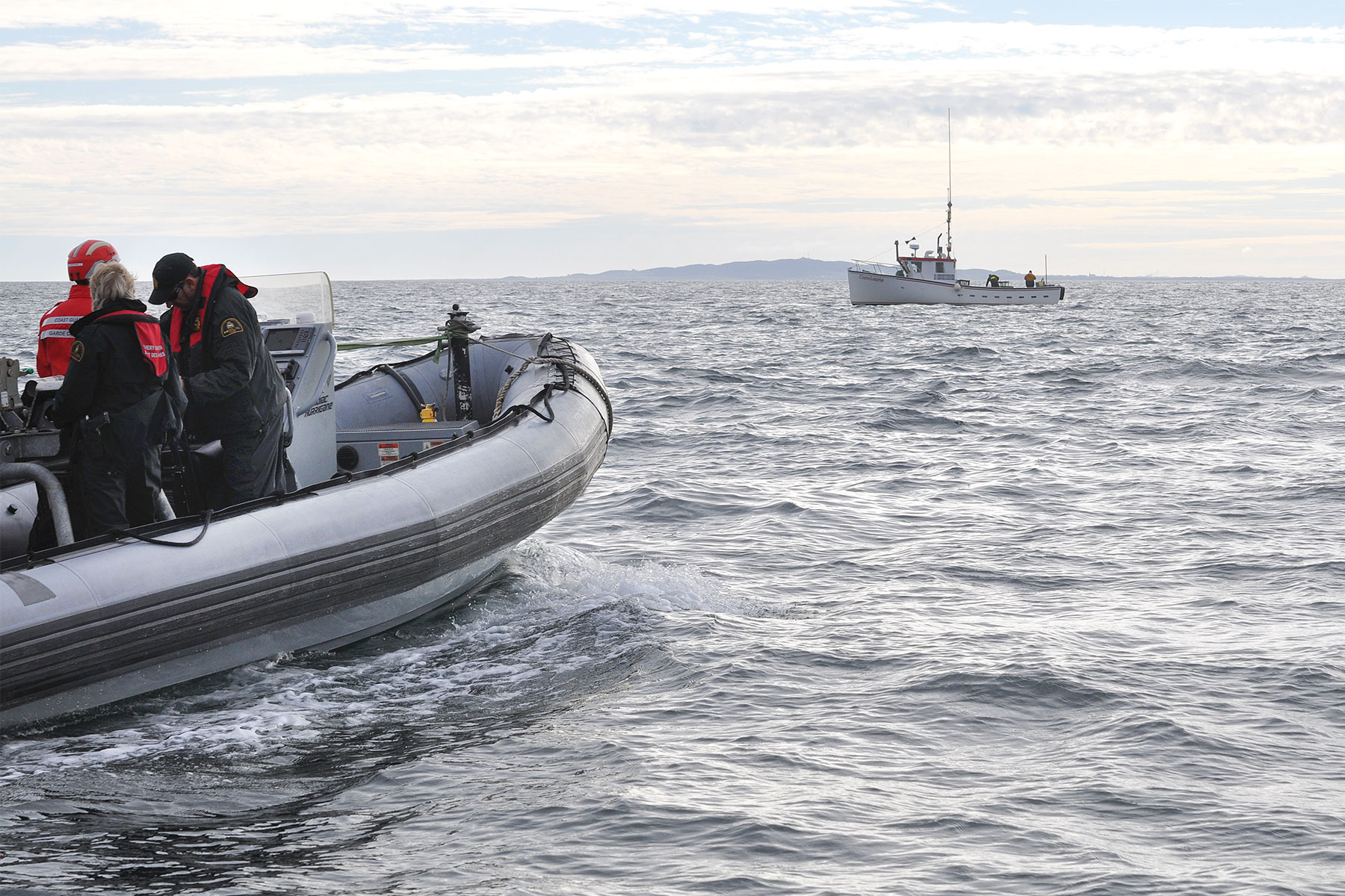 Photo montrant une patrouille se dirigeant vers un bateau de pêche