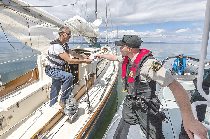 Lors d’une patrouille en mer, un agent des pêches rencontre un plaisancier pour l’informer des règles de navigation à adopter en présence de mammifères marins.