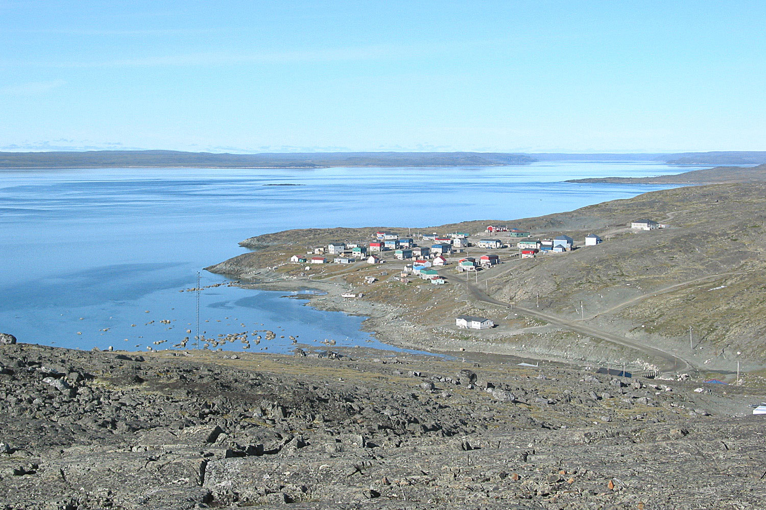 Photo of a small Aboriginal village on the edge of the water in northern Quebec