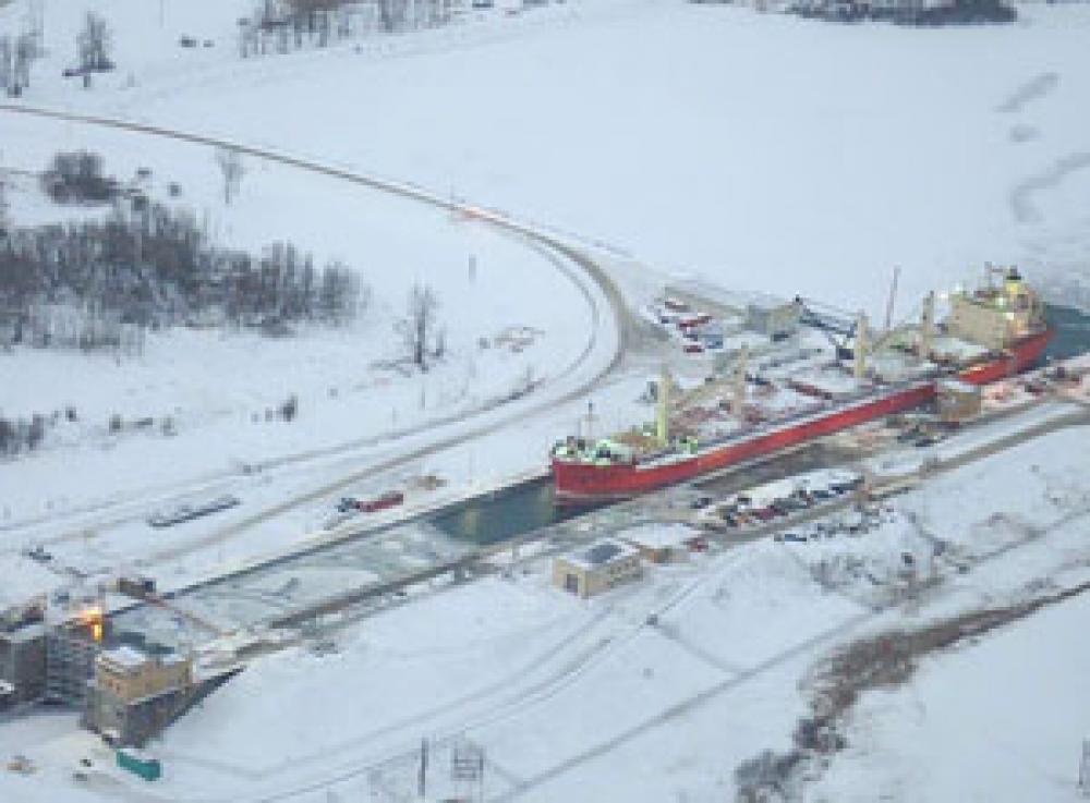 Significant ice accumulation prevents safe operation of the St. Lawrence Seaway lock system, hence the need to shut it down during winter. (Photo: Environment and Climate Change Canada, G. Paradis)