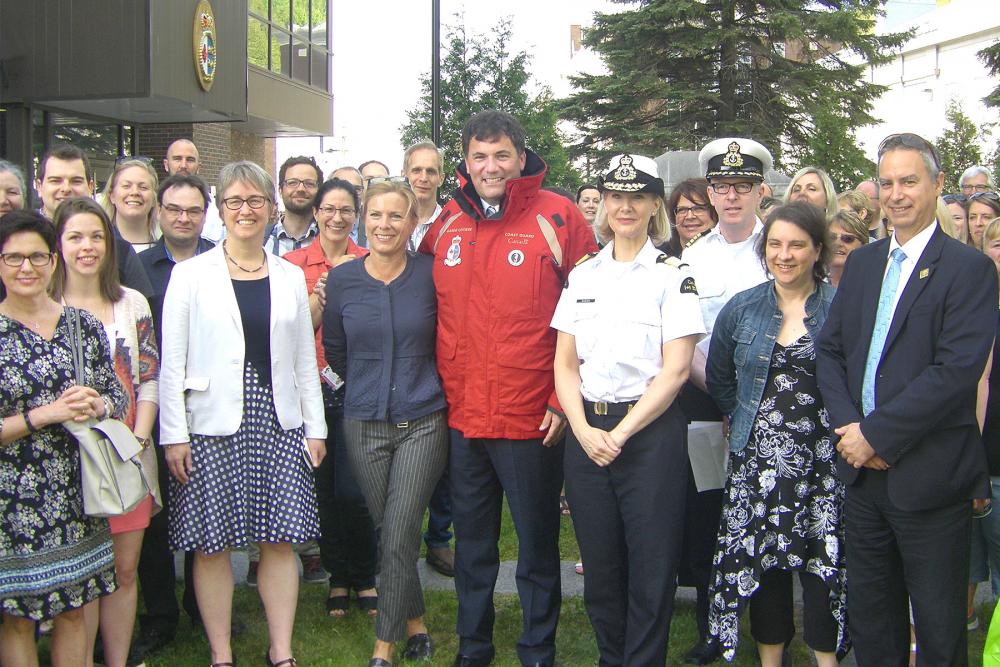 Photo du ministre LeBlanc en compagnie d'un groupe d'employés de Pêches et Océans Canada et de la Garde côtière canadienne